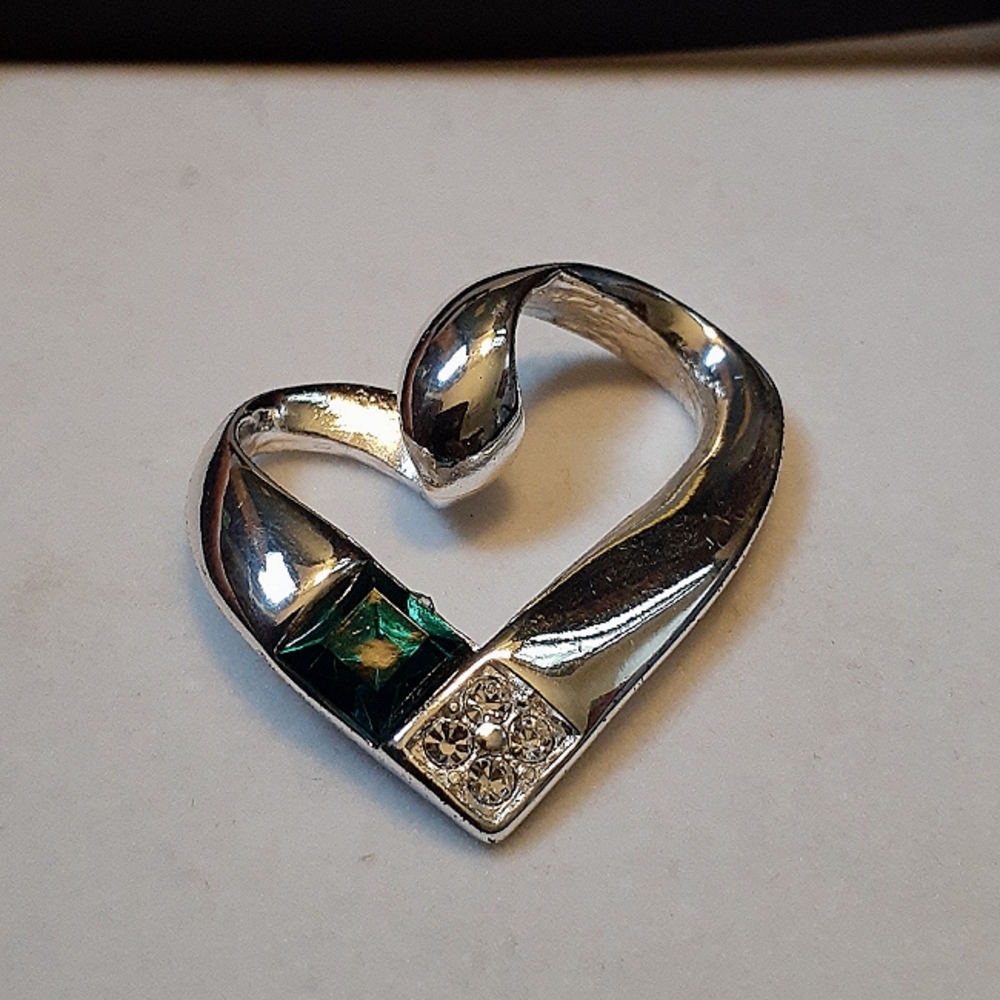 New in the box deep emerald green color heart w czs pin